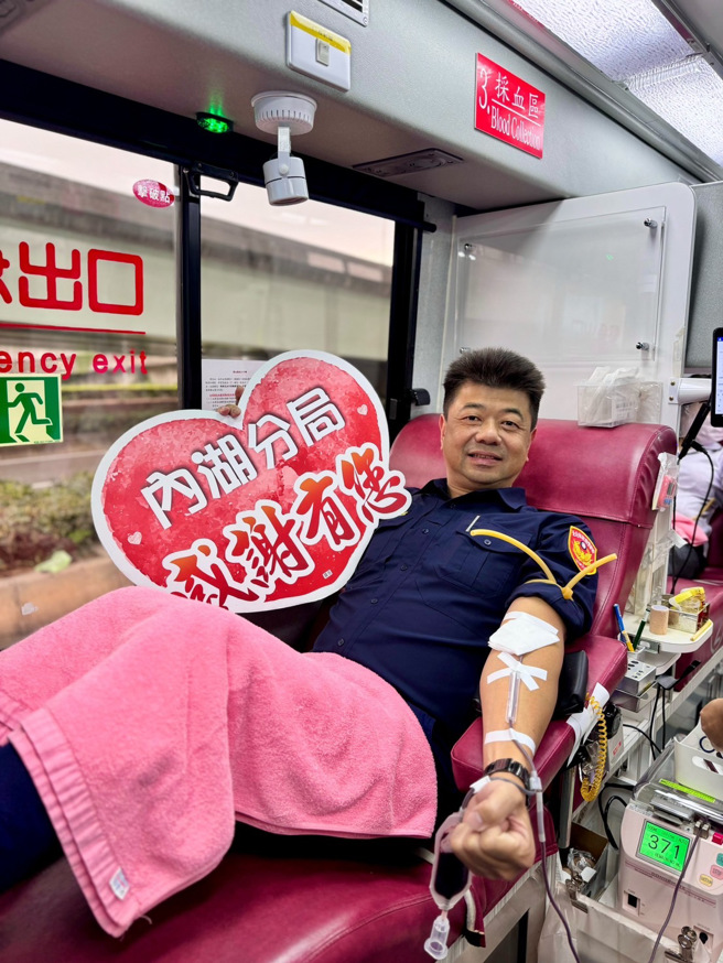 内湖分局文德派出所所长杨开琮带头捐血挺公益。（翻摄照片／林郁平台北传真）
