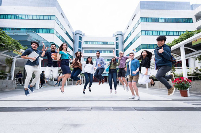 香港城大现设有10个学院，包括：商学院、工学院、人文社会科学院、理学院、赛马会动物医学及生命科学院、创意媒体学院、数据科学学院、能源及环境学院、法律学院和周亦卿研究生院。(照片/香港城市大学提供)