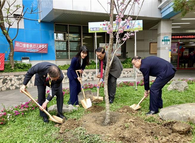 汤泽市长佐藤一夫（左起)、板桥区议员山田摩衣、板桥区长陈奇正、汤泽市议长高桥肇一起种下樱花树。（板桥区公所提供）