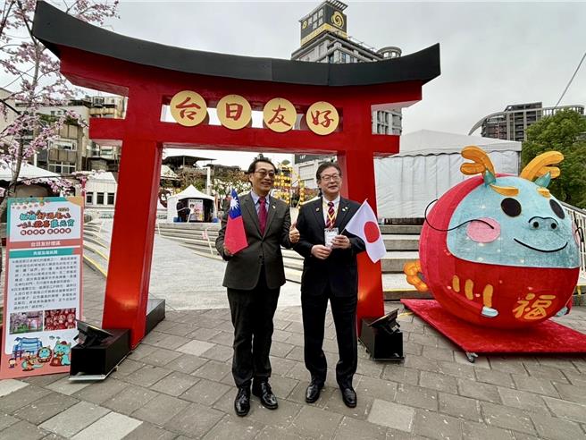 板桥区长陈奇正（左）、汤泽市长佐藤一夫（右）在台日友好灯区前合影。（板桥区公所提供）