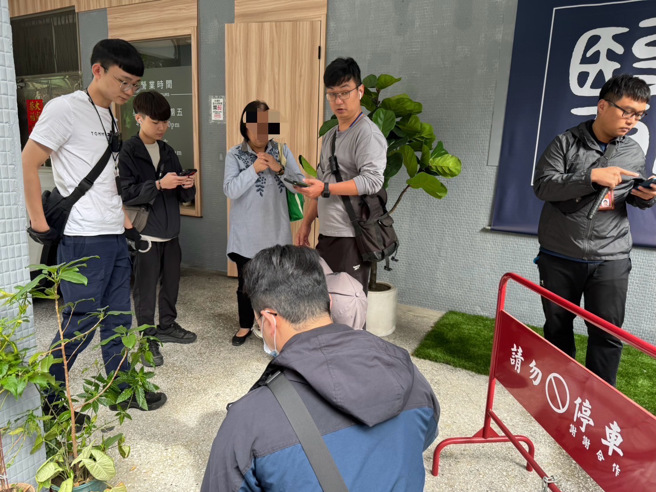 警方挡场逮捕面交车手64岁王女及46岁陈男2人，当场查扣诈欺不法所得96万4276元、手机2支及点钞机1臺等物。（图／警方提供）