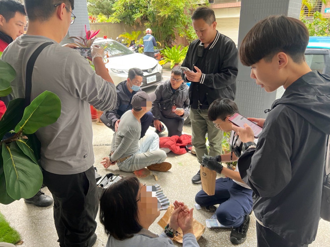 警方挡场逮捕面交车手64岁王女及46岁陈男2人，当场查扣诈欺不法所得96万4276元、手机2支及点钞机1臺等物。（图／警方提供）