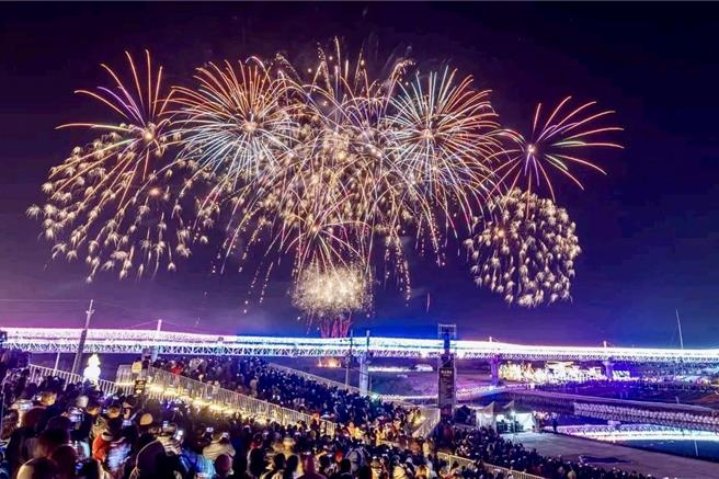 南投灯会与知名IP「LAIMO马来貘」合作的无人机群飞秀，24、25日的表演确定取消，县府深感抱歉，24日元宵节烟火秀将加码演出。（南投县政府提供／杨静茹南投传真）