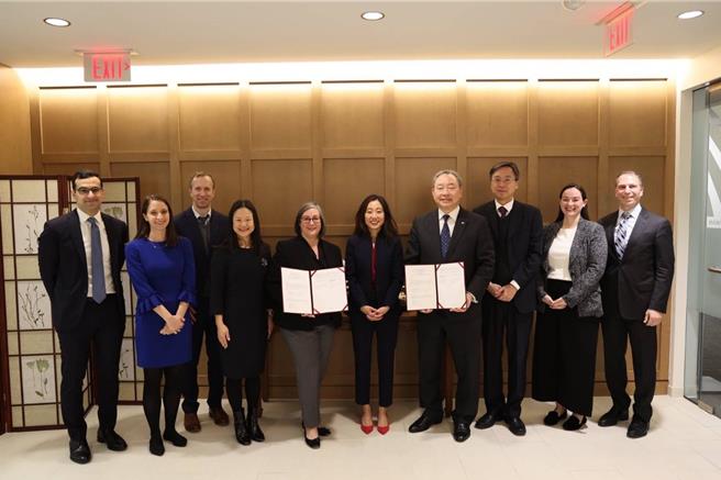 我國駐美國代表俞大㵢於美東時間22日上午與美國在台協會（AIT）執行理事藍鶯（Ingrid Larson）簽署「台美國際發展合作備忘錄」。（外交部提供）