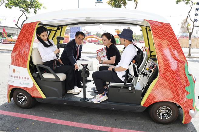 市長黃偉哲試乘無人自駕車。（圖／台南市政府）