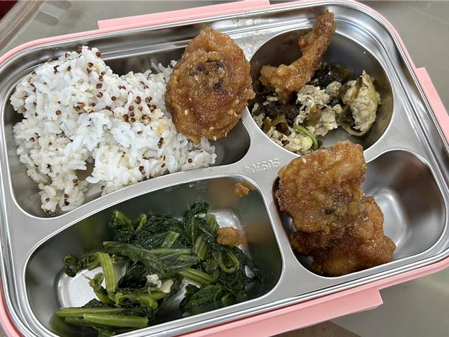屏东「冠军营养午餐」终于23日正式上桌，当中一道特制的韩式炸鸡酸中带甜，令人食指大动，为此，县长周春米23日还特地前往潮州国小与小朋友共进午餐。（谢佳潾摄）