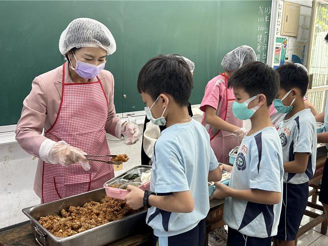 屏东「冠军营养午餐」终于23日正式上桌，当中一道特制的韩式炸鸡酸中带甜，令人食指大动，为此，县长周春米23日还特地前往潮州国小与小朋友共进午餐。（谢佳潾摄）