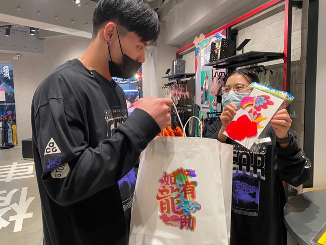 西門町商圈運動用品店家消費滿額即可將「安康鴻運龍」帶回家。（圖／臺北市商業處提供）