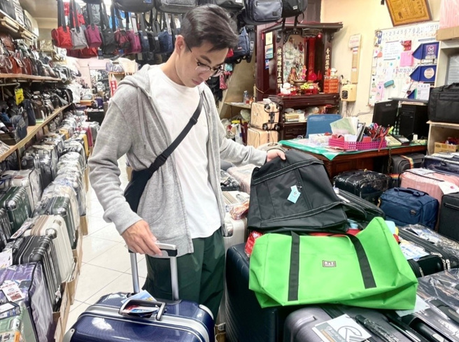 後站商圈皮件店家消費滿2,024元，即可獲得旅遊購物袋、行李箱束帶二選一。（圖／臺北市商業處提供）