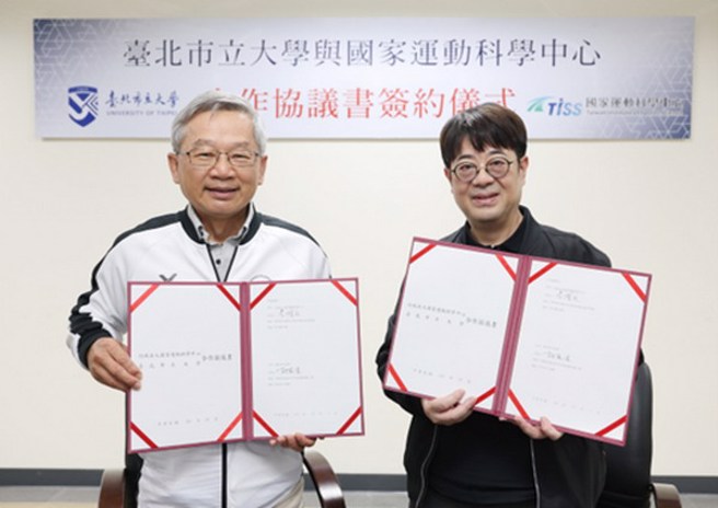 北市大校长邱英浩(右)与运科中心吴诚文董事长代表双方签署合作协议书。(北市大提供)