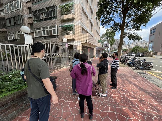 桃园中坜一处社区陈情盼于社区人行道增设YouBike站点，经市府相关单位协调，最后有条件同意设站，这也是桃园首例由社区发起申请利用退缩空间设站案例。（市议员彭俊豪提供／蔡明亘桃园传真）