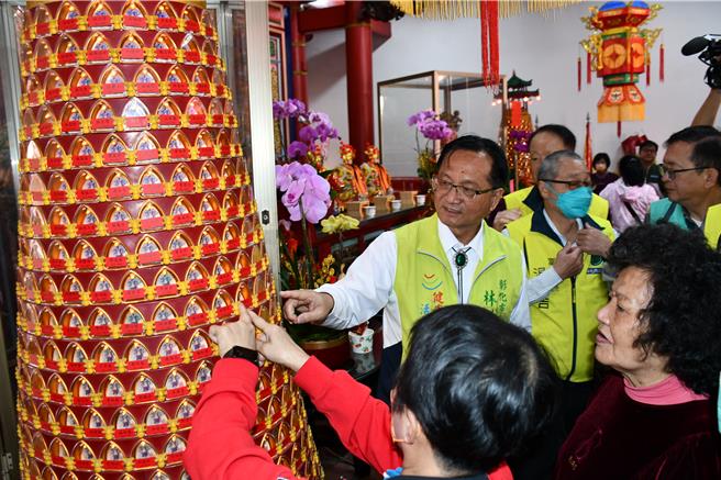 彰化市長林世賢（中）23日陪同長者看免費點燈的燈座。（彰化市公所提供／孫英哲彰化傳真）