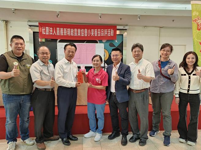 嘉義縣小果番茄評鑑今天舉行，縣長翁章梁頒獎給第二名得主江曉琪（右五）。（廖素慧攝）