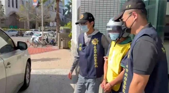 郭姓嫌犯（右二）22日在台南市学甲区犯下杀人案，被警方逮捕带回警局。（读者提供／程炳璋台南传真）