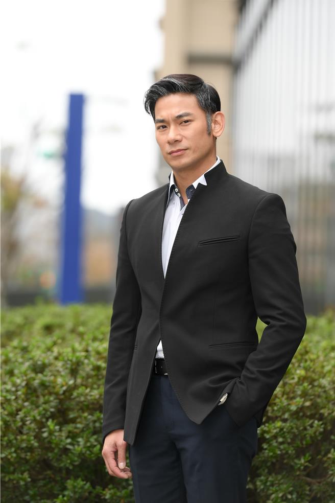 亮哲為角色刷白頭髮。（三立提供）