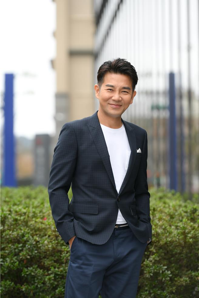 謝承均笑說至今無法開口叫亮哲爸爸。（三立提供）