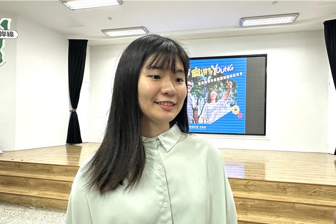台东县府今日宣布青年暑期职场体验计画，国立台东大学公共与文化事务学系学生胡佳芊分享去年经验。（蔡旻妤摄）