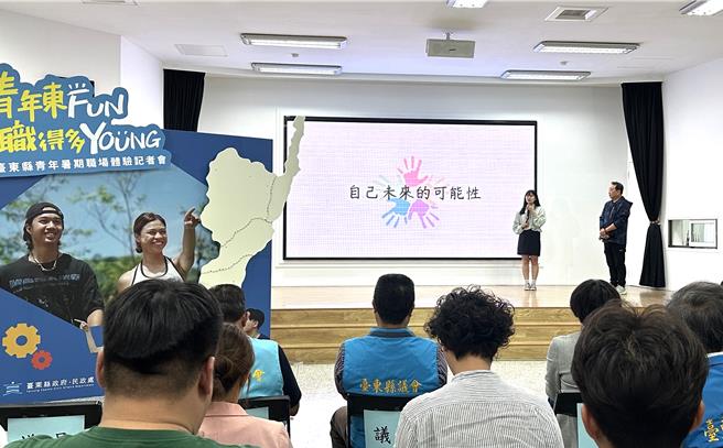台东县府今日宣布青年暑期职场体验计画，国立台东大学公共与文化事务学系学生胡佳芊上台分享去年经验。（蔡旻妤摄）