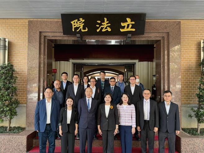 云林县长张丽善（前排右四）昨（22日）率县府团队，在云林县立委张嘉郡、丁学忠、许宇甄陪同下拜访立法院长韩国瑜（右五）。（云林县府提供）