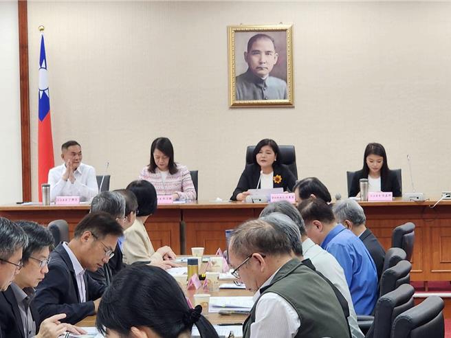 云林县长张丽善昨（22日）率县府团队陈请，立委（面对镜头左起）丁学忠、许宇甄、县长张丽善、张嘉郡协助沟通。（云林县府提供）