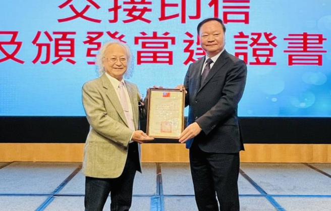 王政彥(右)頒發當選證書給黃澤華。（圖／高師大提供）