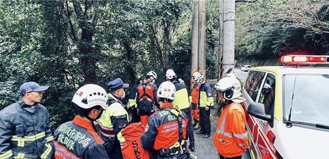 今年1月26日苏花公路山区发现1具无名男尸，图为消防人员下边坡搜救死者画面。（翻摄照片／李忠一宜兰传真）