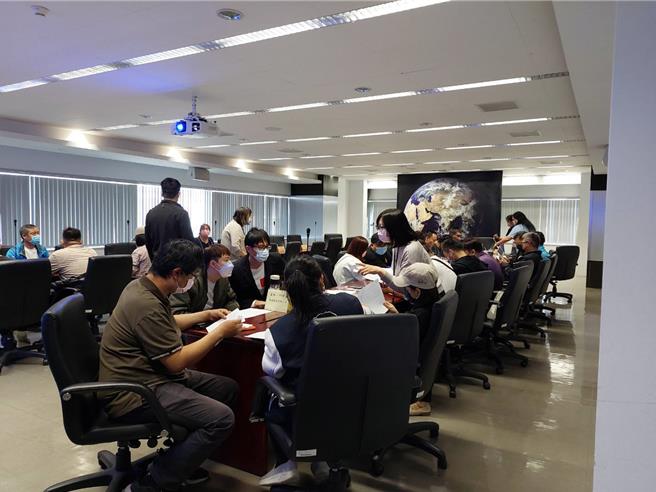 捷順交通公司去年底停駛，近來被民代爆出積欠員工薪資和資遣費，勞工們申請勞資調解，勞工局23日進行勞資調解，資方代表請假，調解不成立。（張亦惠攝）