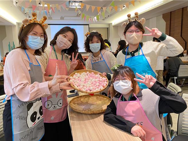 彰化市秀传医院23日举办摇元宵活动，员工和社区民眾分组参加比赛。（秀传医院提供／孙英哲彰化传真）