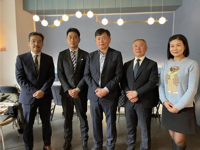 由左至右为和泰产险客户服务处处长蒋克勤、 商品保险处处长唐伟豪、董事长蔡伯龙 、总经理顏思齐、财务暨行政处处长顏承真。图／黄惠聆