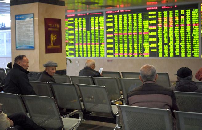 中國證監會已下令禁止在開盤與收盤時段淨賣出股票，外媒認為這是讓政府主導的「國家隊」得以操縱股價。（圖／中新社）