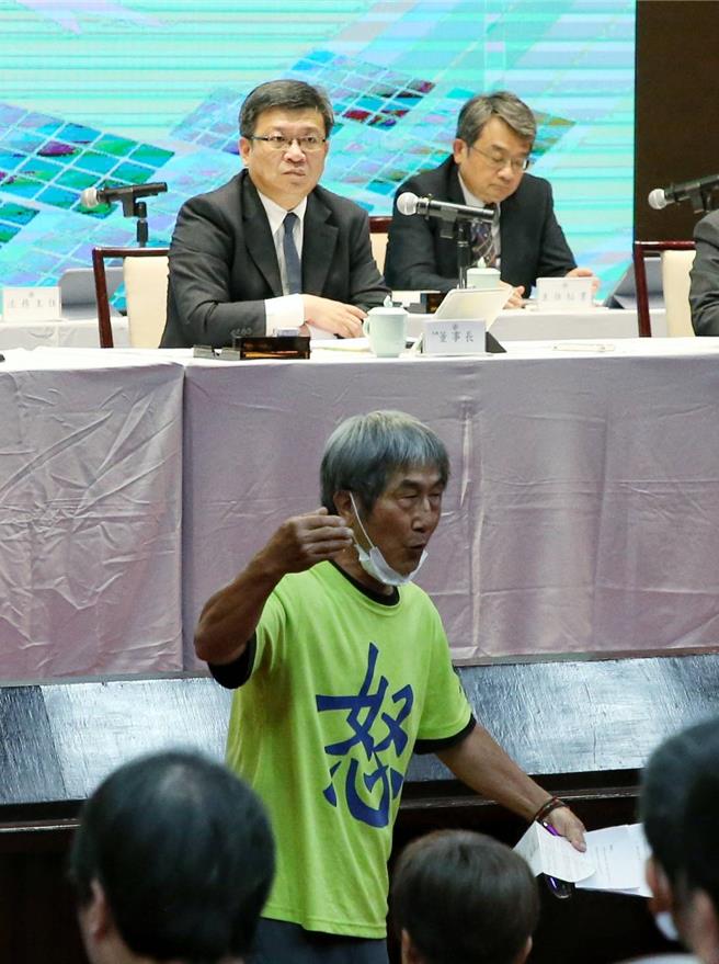 台电23日召开股东临时会，讨论经济部增资1001亿元，小股东会场抗议增资案稀释股权影响权益，台电代理董事长曾文生（后左）会后表态，认真研议买回所有民股。（赵双杰摄）