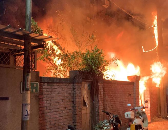 台南市中西区法华里一栋红砖老宅23日晚间6时许发生火警，屋内95岁阿嬷与60岁儿子都烧成焦尸。（读者提供／程炳璋台南传真）