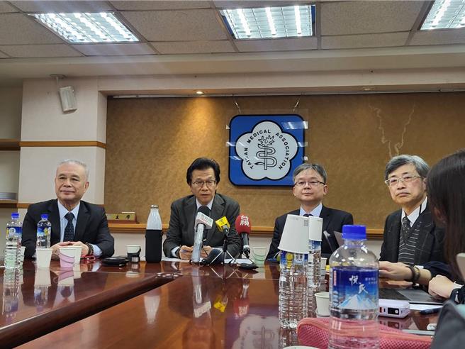 醫師公會全聯會理事長周慶明（左2）指出，台灣對健康的投資不足，醫療保健支出佔GDP的比率落後於OECD國家，包含鄰近的新加坡、日本、南韓，都比台灣投資得多，健保的困境不得不討論、檢視、改進。（林周義攝）