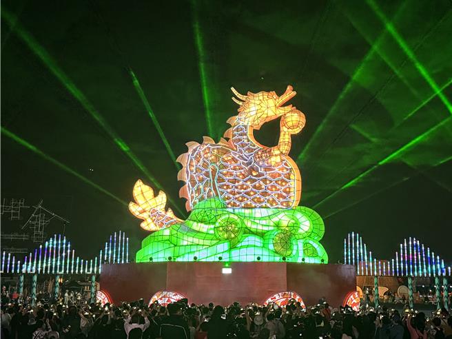 台湾灯会主灯「龙来台湾」晚间试灯，精彩预演让民眾目不转睛。（曹婷婷摄）