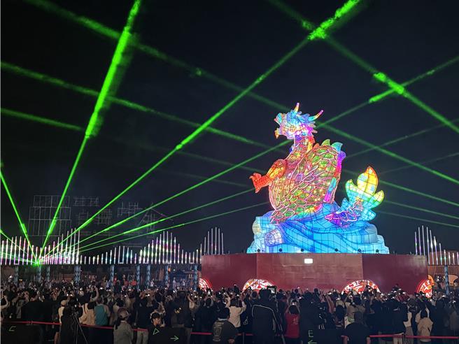 台湾灯会主灯「龙来台湾」晚间试灯，精彩预演让民眾目不转睛。（曹婷婷摄）
