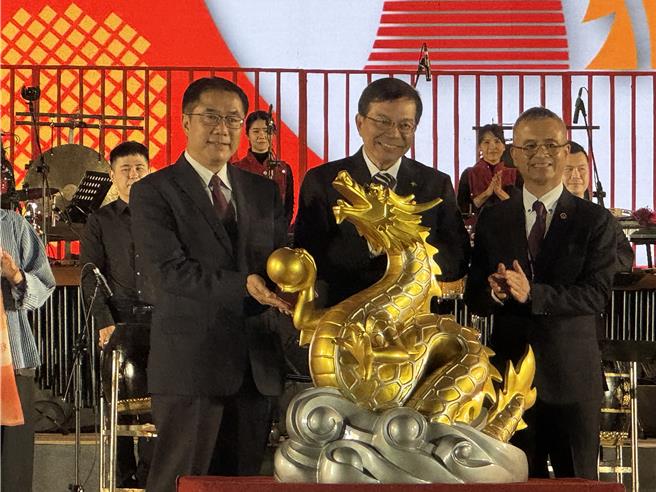 赠灯仪式在交通部长王国材（中）见证下，由中华电信公司郭水义董事长（右）将主灯致赠台南市长黄伟哲（左）。曹婷婷摄）