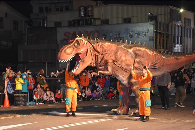 2024苗栗火旁龙系列活动，民俗踩街游行23日晚间热闹登场。（谢明俊摄）