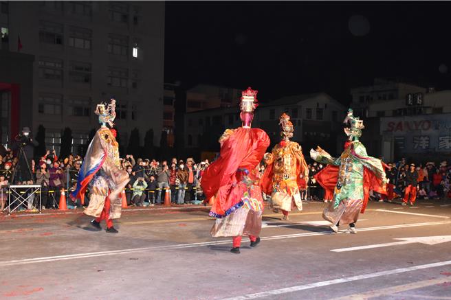 2024苗栗火旁龙系列活动，民俗踩街游行23日晚间热闹登场，四海龙王祈福。（谢明俊摄）