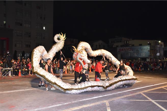 2024苗栗火旁龙系列活动，民俗踩街游行23日晚间热闹登场，舞空术龙艺表演。（谢明俊摄）