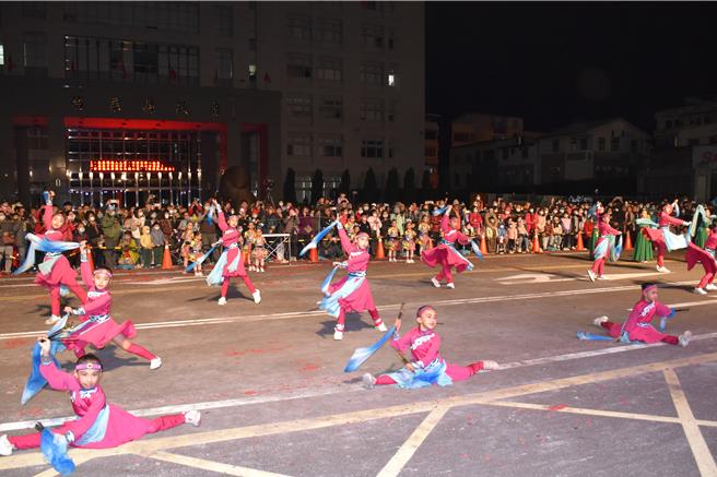 2024苗栗火旁龙系列活动，民俗踩街游行23日晚间热闹登场。（谢明俊摄）