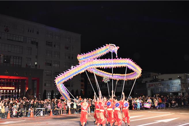 2024苗栗火旁龙系列活动，民俗踩街游行23日晚间热闹登场，国立体大LED龙表演。（谢明俊摄）