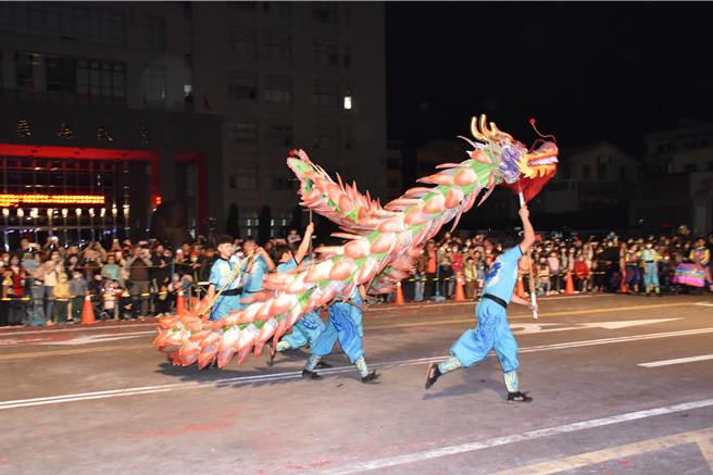 2024苗栗火旁龙系列活动，民俗踩街游行23日晚间热闹登场，国立体大莲花龙表演。（谢明俊摄）