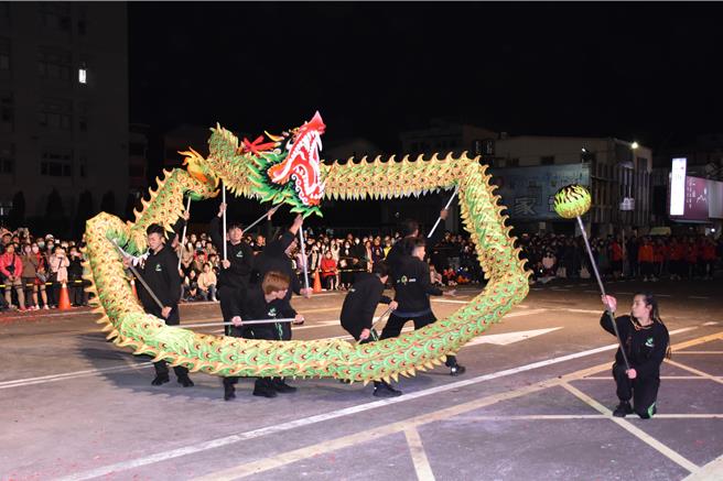 2024苗栗火旁龙系列活动，民俗踩街游行23日晚间热闹登场，苗栗联合大学龙队表演。（谢明俊摄）