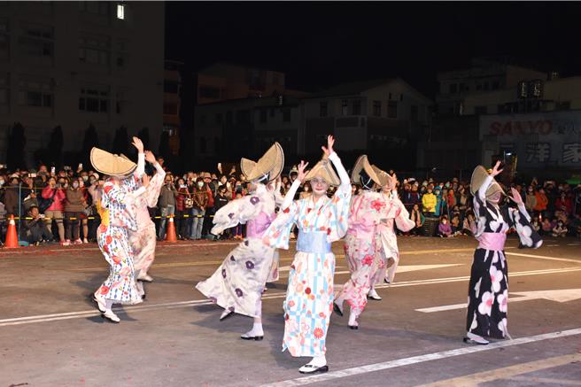 2024苗栗火旁龙系列活动，民俗踩街游行23日晚间热闹登场，日本德岛阿波舞。（谢明俊摄）