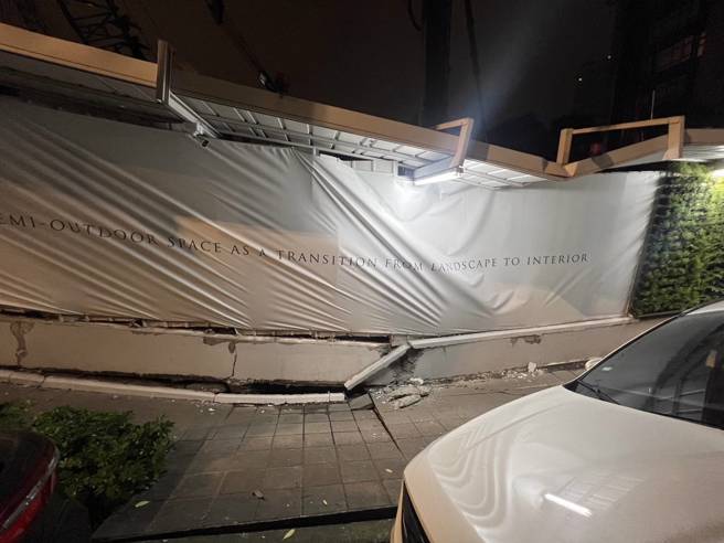 台北市松山区庆城街和兴安街交叉路口发生地层下陷。（翻摄画面）