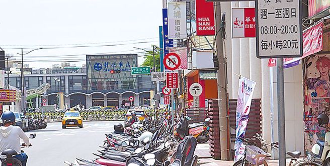 彰化監理站為杜絕彰化縣警局交通隊近日在彰化火車站展開聯合稽查，當場查獲1名白牌車司機違法攬載2名外籍乘客。（資料照片／孫英哲彰化傳真）