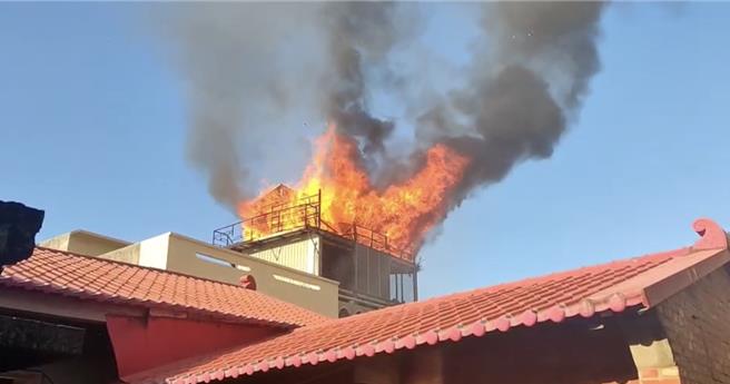 台南市南区一处民宅顶楼的鸽舍下午失火，上百只鸽子被烧得一片焦黑。（读者提供／曹婷婷台南传真）
