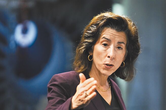 美国商务部长雷蒙多（Gina Raimondo）21日指出，美国若想在全球半导体领域上重拾领导地位，需要推出「晶片法案 2」。图／美联社