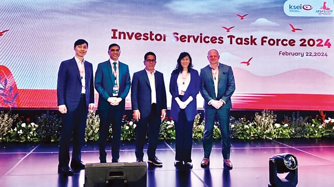 印尼集保公司President Director Mr. Samsul Hidayat（中）、集保結算所基金暨國際業務部經理汪明琇（右二）與專題演講講者巴基斯坦集保資訊暨數位長Mr. Syed Asif Shah（左二）及Calastone亞洲區執行董事Mr. Justin Christopher（右一）於ISTF Workshop合影。圖／集保提供