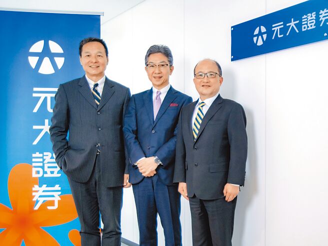 元大证券总经理王义明（左）率领国际金融业务部高阶主管与东京证交所社长岩永守幸（Moriyuki Iwanaga）合影。图／元大证券提供